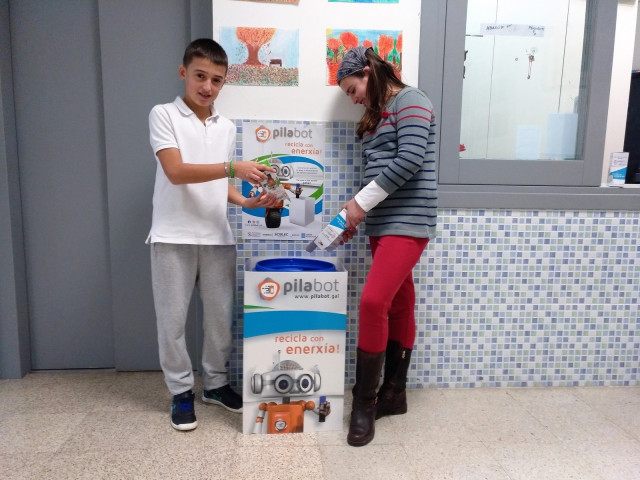 Niños participan en 'Pilabot', una campaña de reciclaje de pilas de la Xunta
