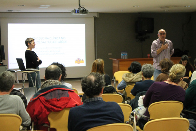 Psicólogos de toda Galicia participan en una jornada en A Coruña