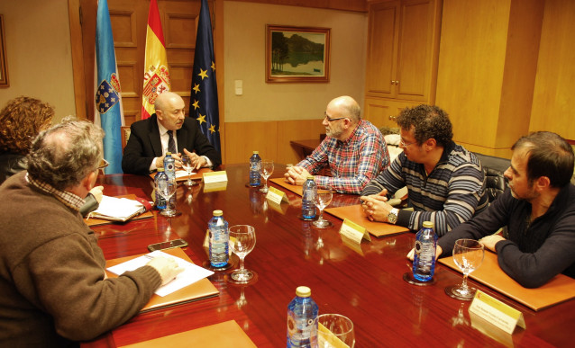 El delegado del Gobierno en Galicia con representantes de trabajadores de Isowat