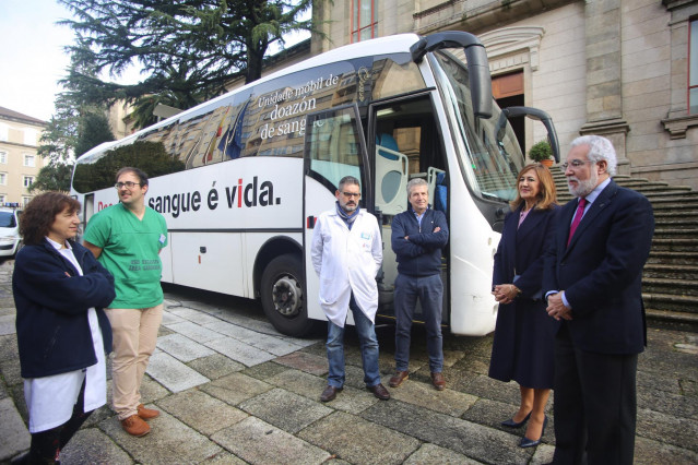 Santalices en una unidad móvil de donación de sangre en el Parlamento