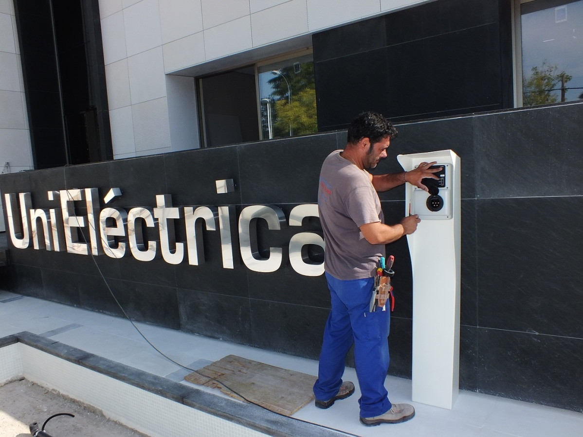 Punto de recarga de coche eléctrico de Unieléctrica