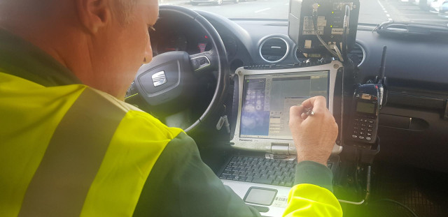 El coche de la Guardia Civil que lleva un radar de tráfico.