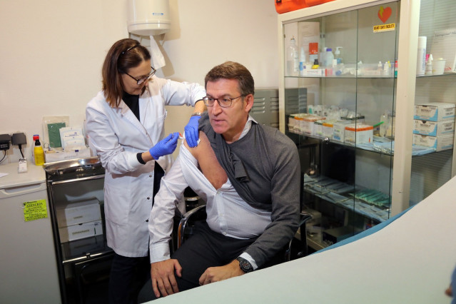 El presidente de la Xunta, Alberto Núñez Feijóo, se vacuna contra la gripe