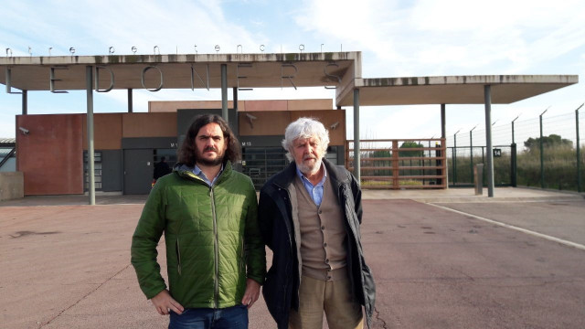 Antón Sánchez y Xosé Manuel Beiras, en la cárcel de Llenoders