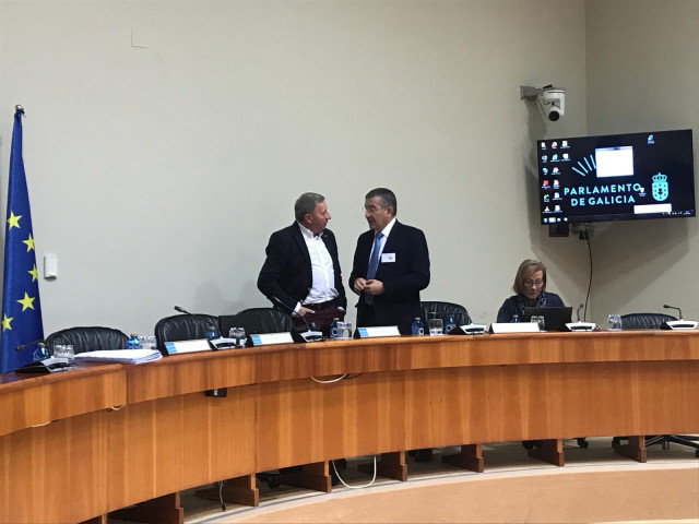 Un diputado del PP y el doctor Rafael López conversan tras la comisión