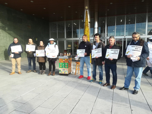 Asociación Galega de Apicultura y Sindicato Labrego concentrados en Santiago