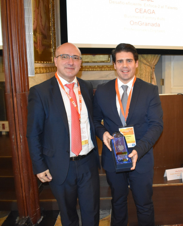 El representante de CEAGA recogiendo el premio de los clusters españoles.