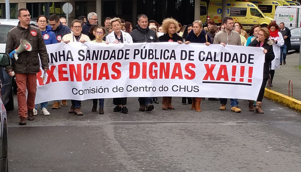 Protesta de trabajadores de Urgencias del CHUS en huelga.