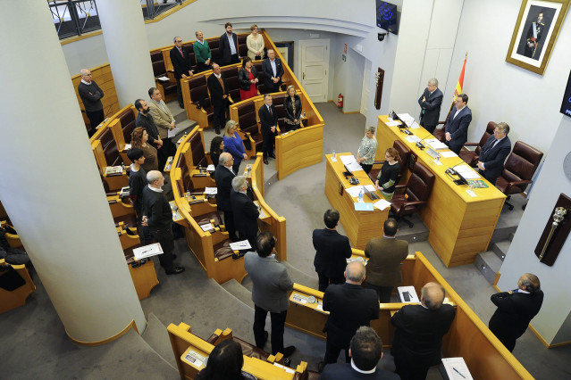 Diputación pleno minuto silencio por marineros fallecidos
