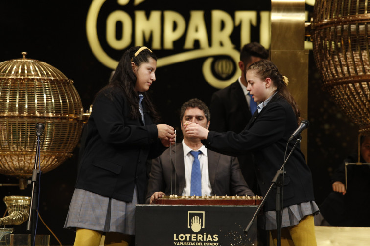 Galicia celebra un Gordo muy repartido y varios décimos de seis premios más