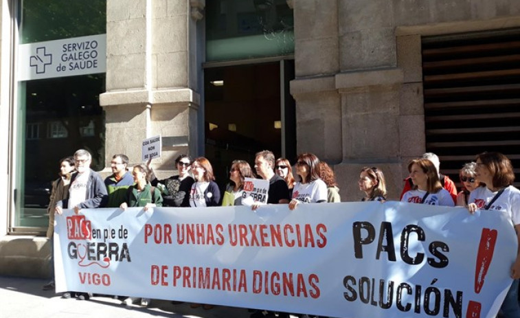 La falta de respuestas lleva a los PACs gallegos a una concentración ante la sede del SERGAS