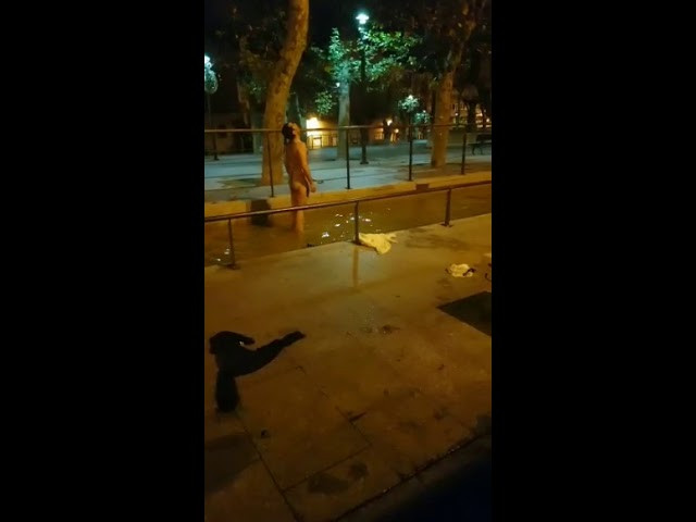 (VIDEO) Desnudo en una fuente de Ourense para despedir 2018