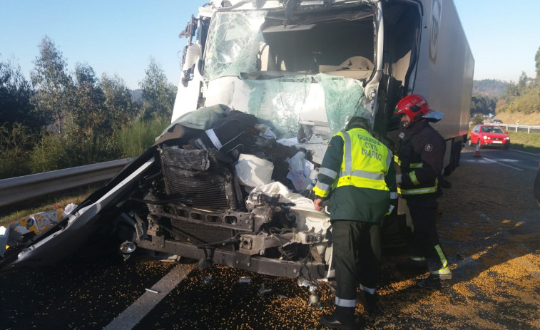 Un camionero muere en el choque entre dos vehículos