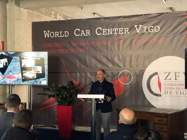 David Regades en la presentación con los arquitectos.