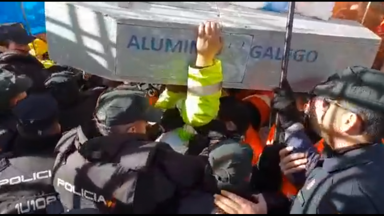 Cargas policiales para sofocar las protestas de los trabajadores de Alcoa (VIDEO)