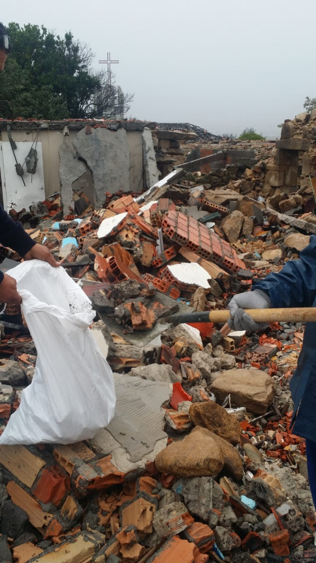 Escombros en la zona cero de la explosión en el barrio de Paramos.