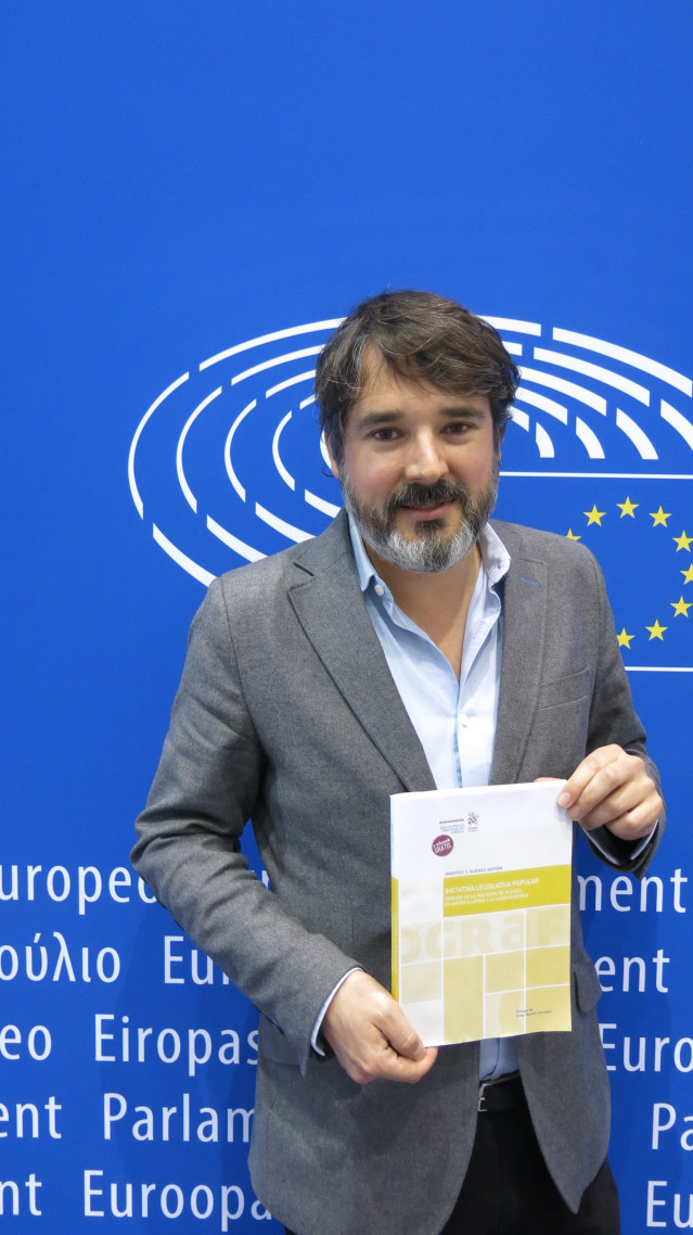 El investigador gallego Orestes Suárez Antón con la publiación de su estudio