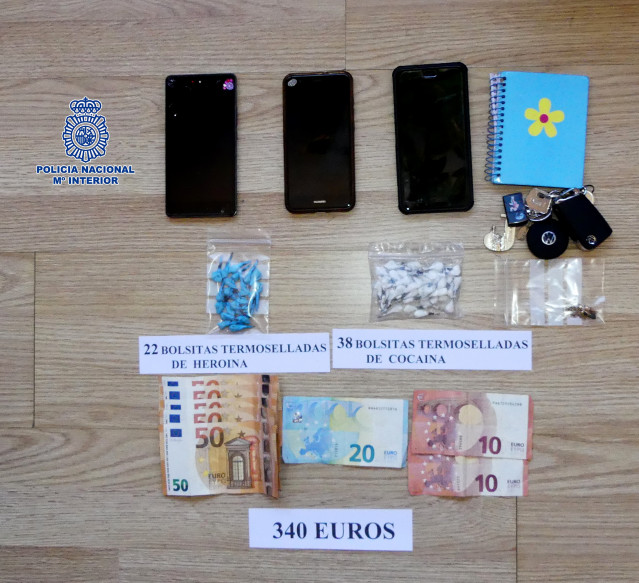 Detenidos tres hombres y una mujer por tráfico de drogas en Ribeira (A Coruña).