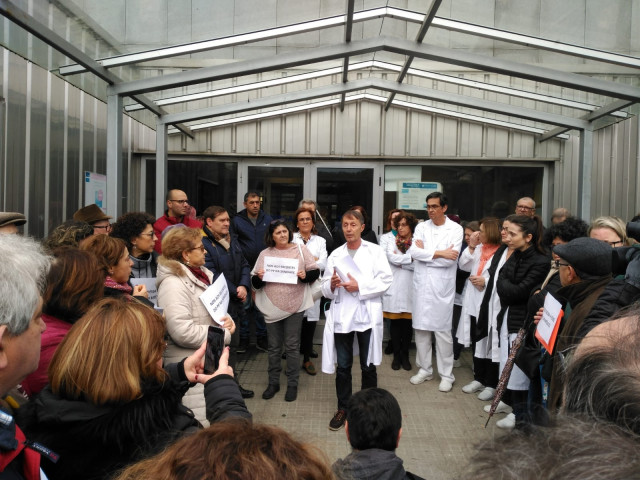 Concentración ante el centro de salud de Fene