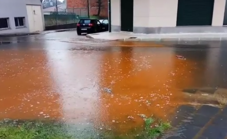 El desborde del Portapego contamina las calles de Touro (VIDEO)