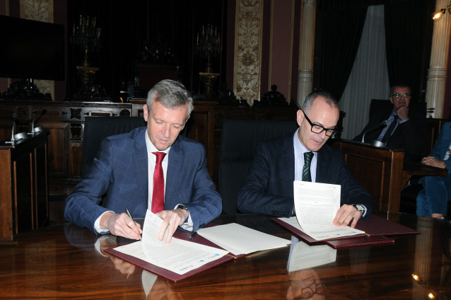 El vicepresidente de la Xunta firma un convenio con el alcalde de Ourense.