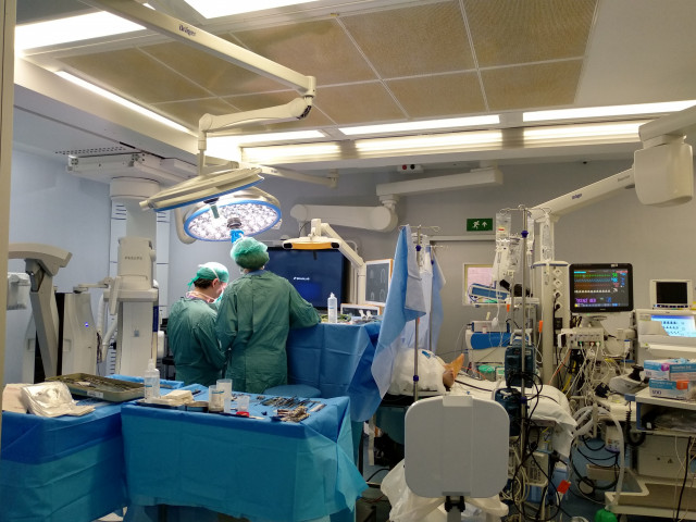 Cirugía cerebral en un quirófano