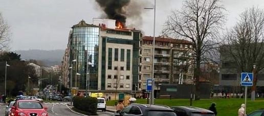 El incendio en un edificio de Pontevedra obliga al realojo de afectados por los daños en sus viviendas