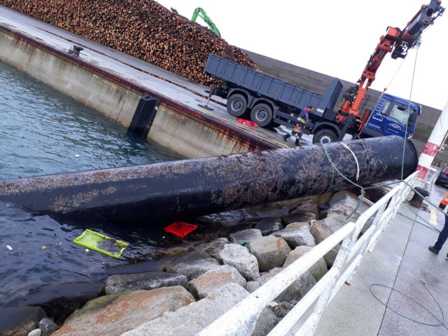 Tubería a la deriva trasladada a Burela (Lugo).
