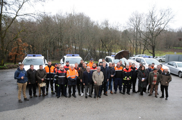 Acto de entrega en Pereiro de Aguiar de material a grupos de emergencias
