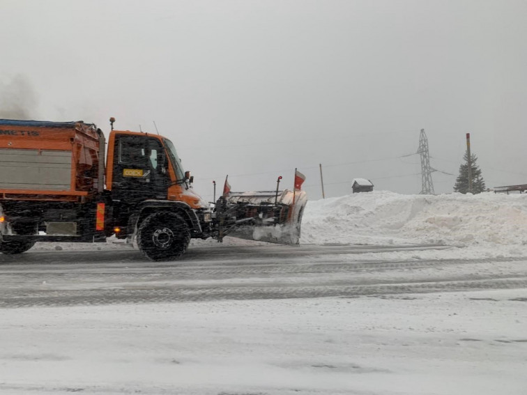 La nieve obliga a cortar la carretera OU-122 en Carballeda de Valdeorras