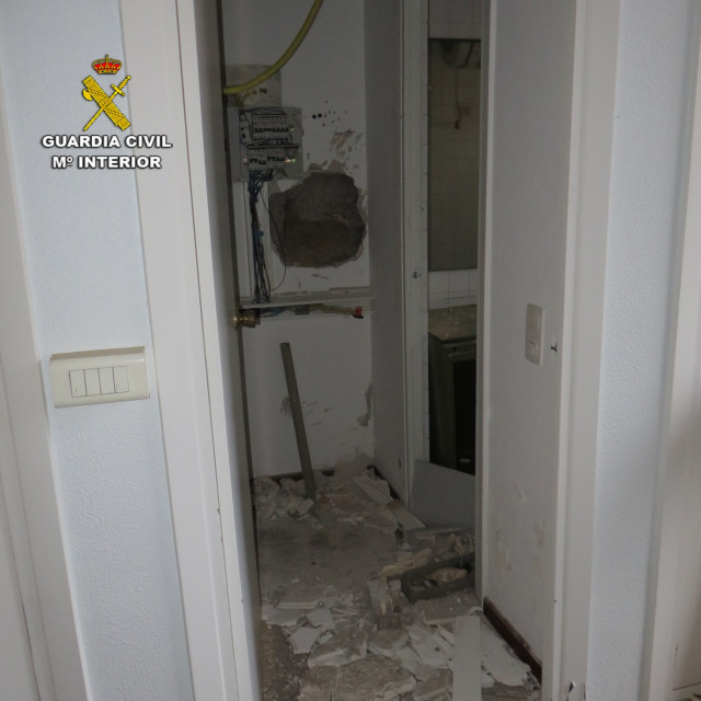 Butrón para acceder a una frutería en A Guarda, en Pontevedra