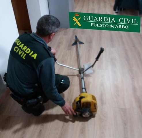 La Guardia Civil con uno de los objetos incautados