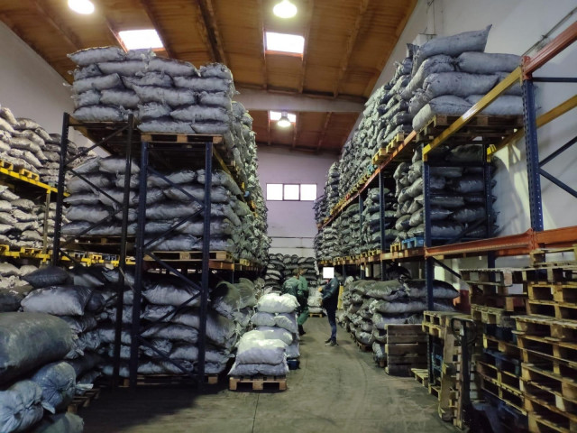 Carbón vegetal sin registro interceptado en Pontedeume (A Coruña).