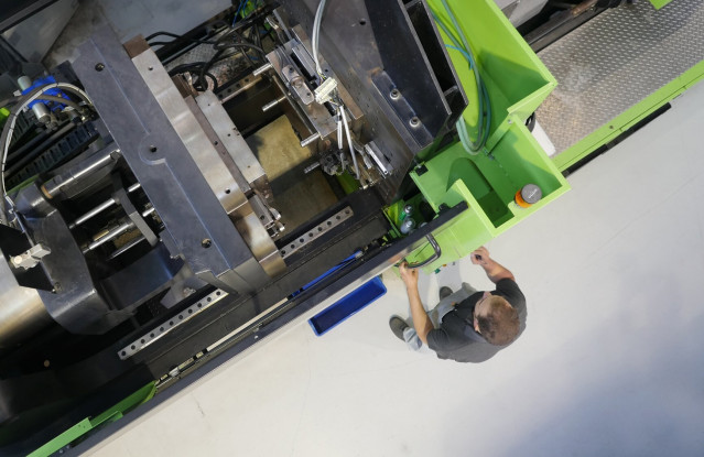 Un operario trabaja en una fábrica