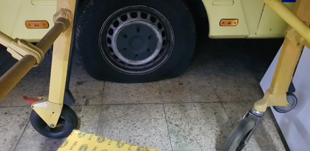 Rueda pinchada de una ambulancia en Galicia