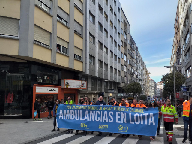 Centenares de trabajadores de ambulancias se manifiestan en Santiago