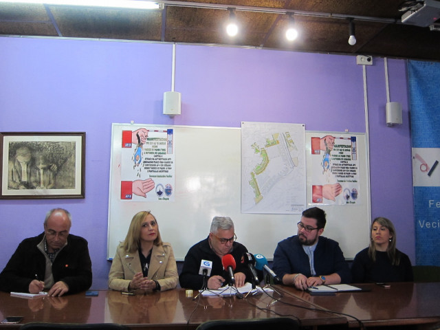 Miembros de la asociación y representantes políticos durante la rueda de prensa