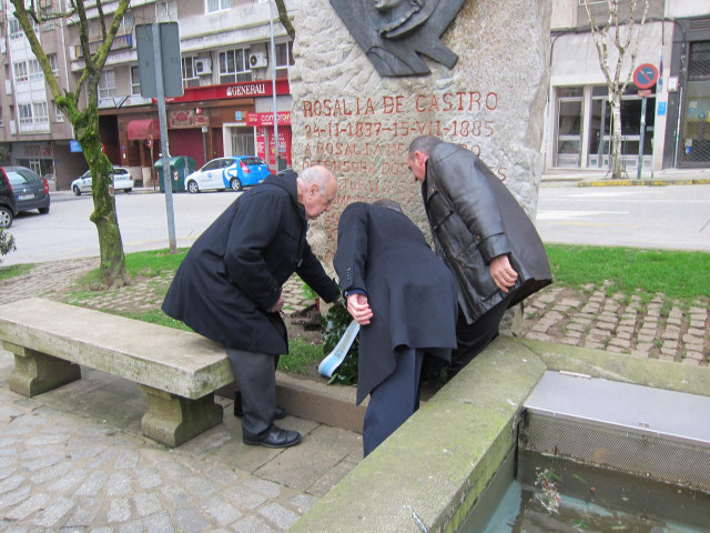 Ofrenda a la escritora Rosalía de Castro en Santiago de Compostela