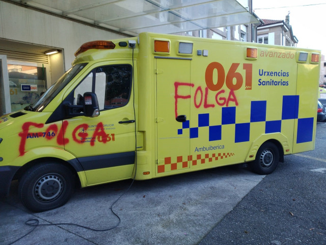 Ambulancia en Galicia con pintadas durante la huelga en el sector.