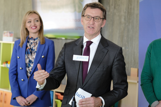 El presidente de la Xunta durante su visita a la escuela infantil de Mos