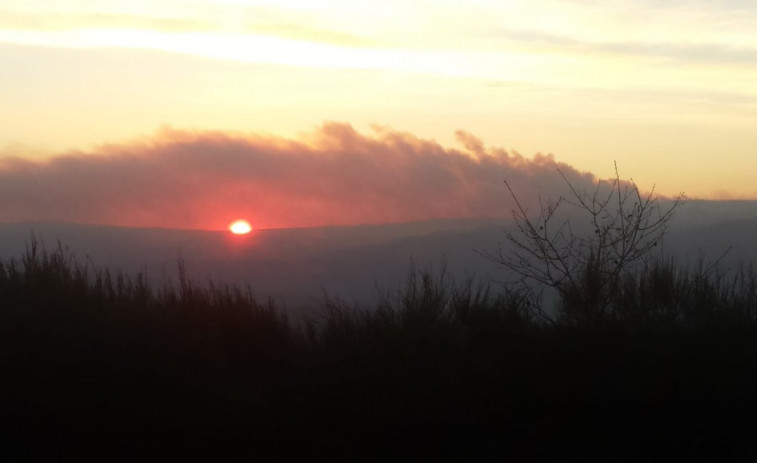 El incendio sin control en Padrenda quema unas 80 hectáreas