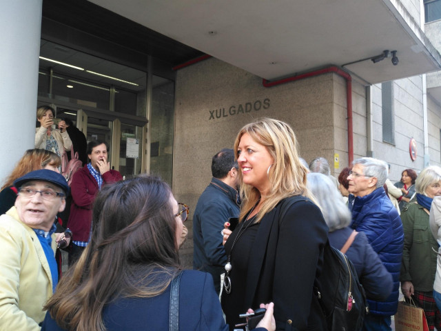 Beatriz Sestayo a las puertas de los juzgados de Ferrol