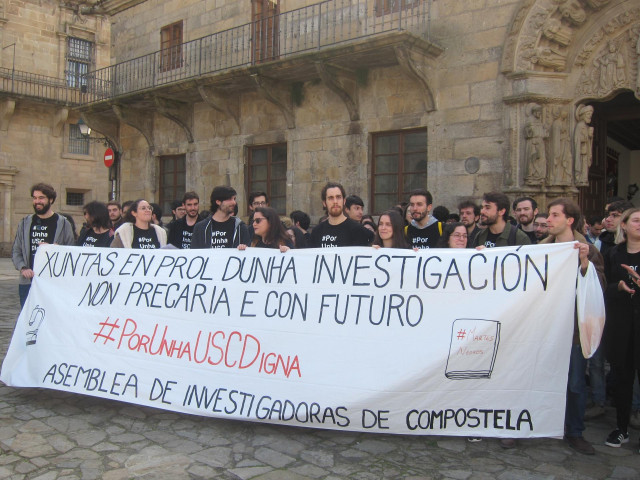 Decenas de investigadores protestan en Santiago por su precariedad