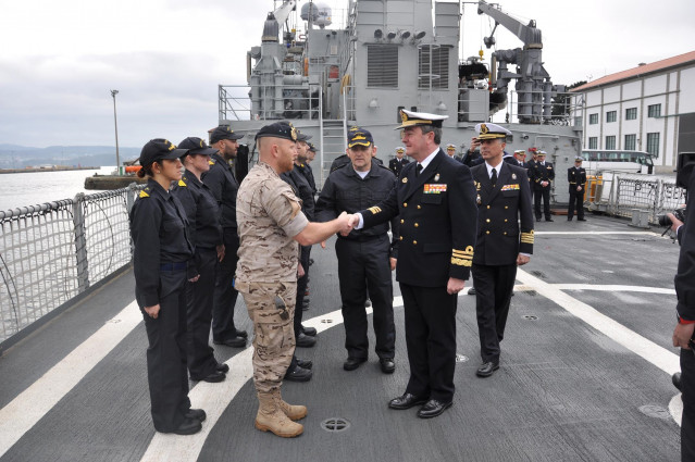 El buque 'Serviola' pone rumbo desde Ferrol.