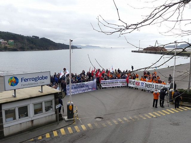 Trabajadores de Ferroatlántica de Cee se concentran para exigir una 
