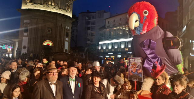 El atuendo del loro Ravachol en el Carnaval de Pontevedra se solidariza con el 8