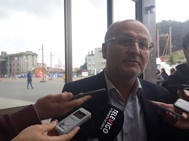 El PSOE vigués critica que Elena Muñoz participase en un acto de la Xunta  y den