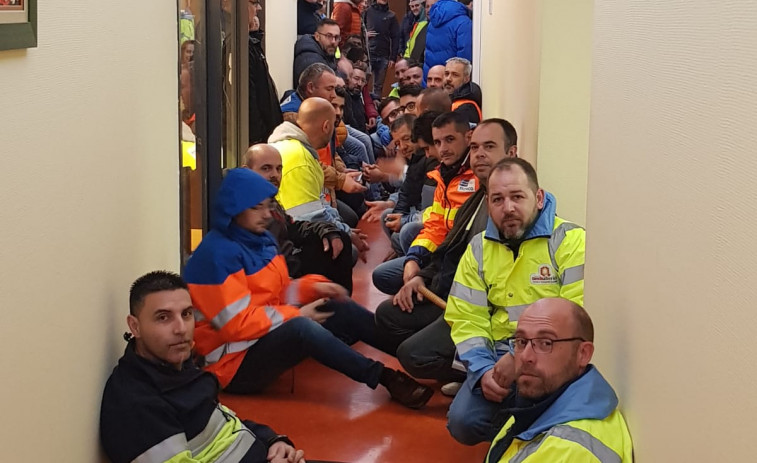 Los trabajadores de ambulancias se encierran en los hospitales y oficinas del Sergas