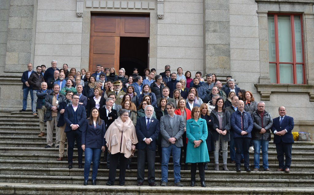 Diputados en la escalera del parlamento de galicia durante huelga feminista