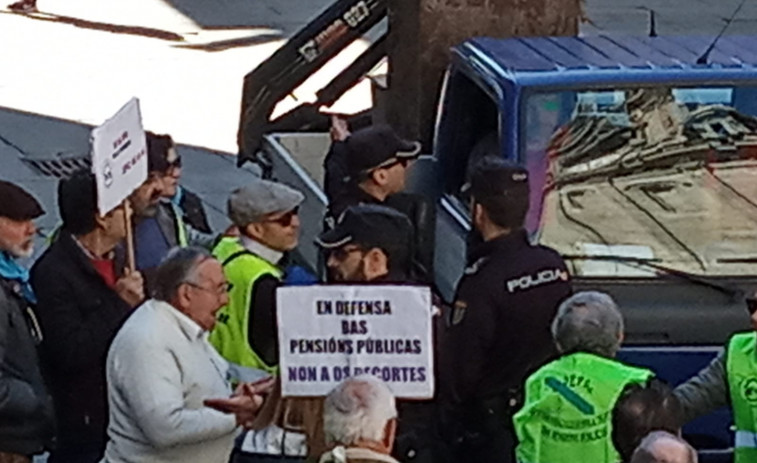 Pensionistas gallegos defenden sus pensiones a ritmo de 